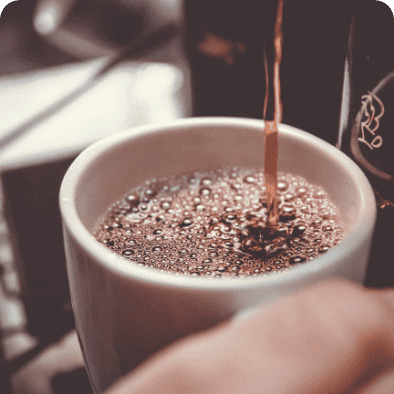 Tasse de café coule